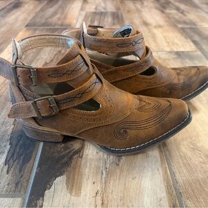 Roper Cutout Ankle Booties